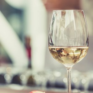 Glas witte wijn van Gorssels Kaashuys en Wijnkooperij