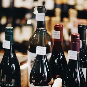 flessen met wereldwijnen bij wijnkooperij in Gorssels Kaashuys